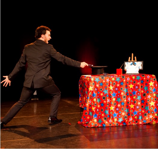5dd6a4f96b444_magicien paris.jpg